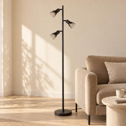 Obolg SATELLA gulvlampe i mat sort med 3 spots – stemningsbillede