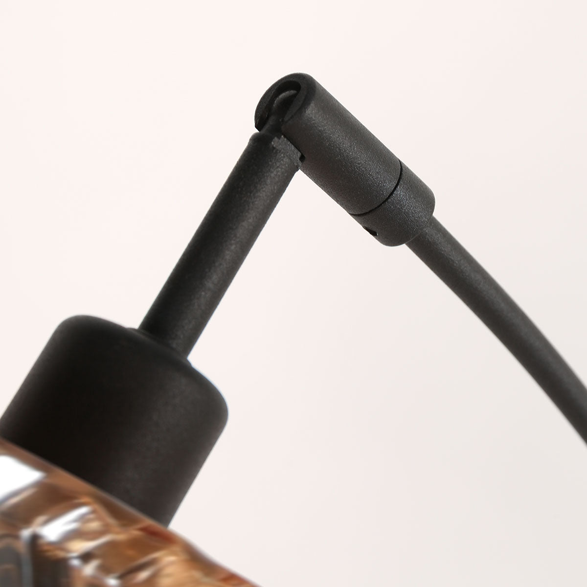 zwarte-boogvloerlamp-met-vijf-amberkleurige-ribbelglazen-mexlite-ocre-variant-image11