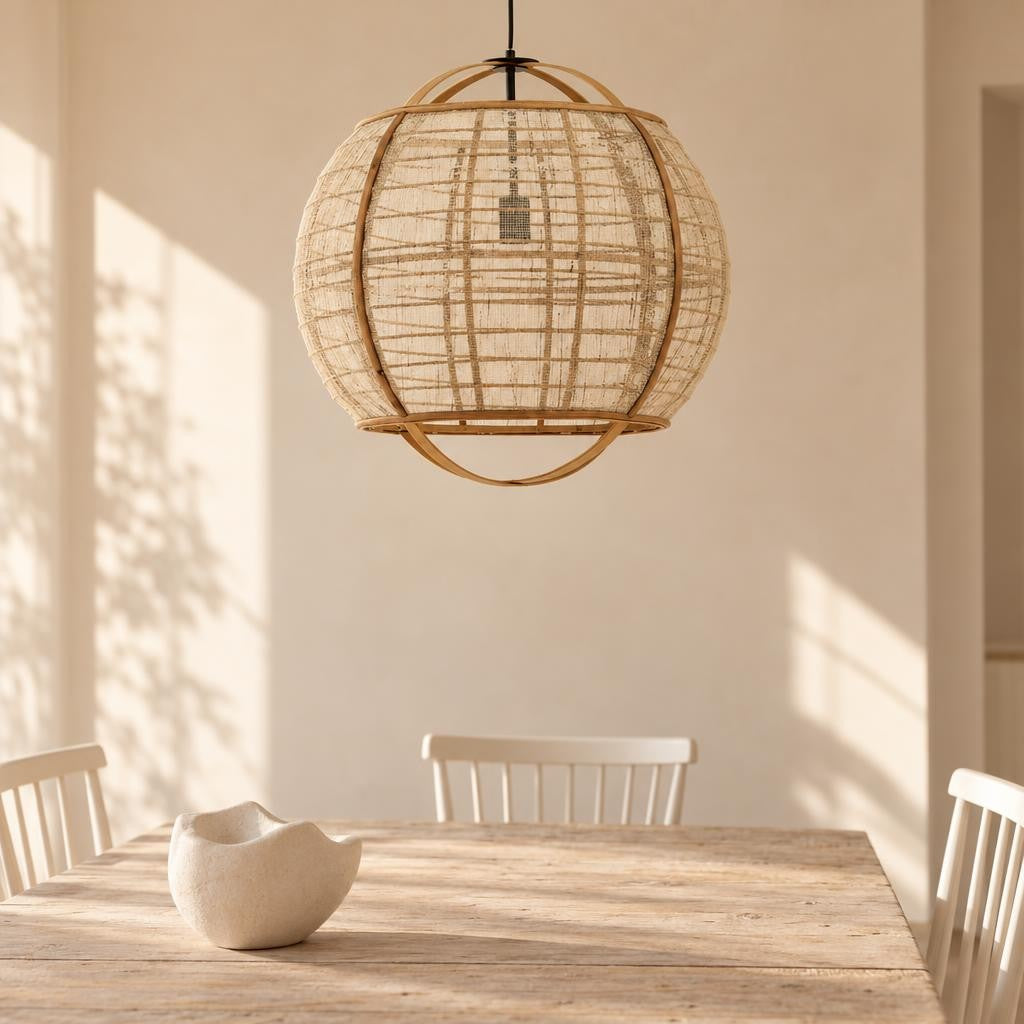 Rund pendellampa i beige bambu och linne – Reeva – miljöbild