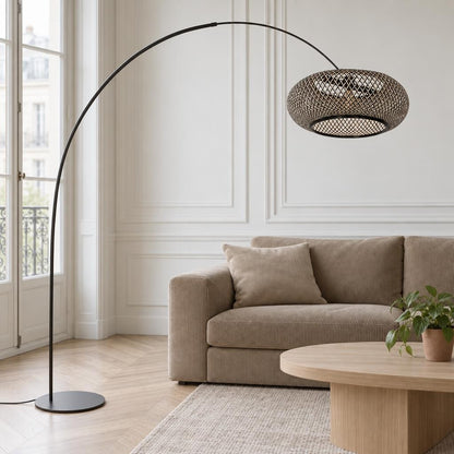Anne Lighting Curve booglamp zwart met naturel kap – sfeerbeeld