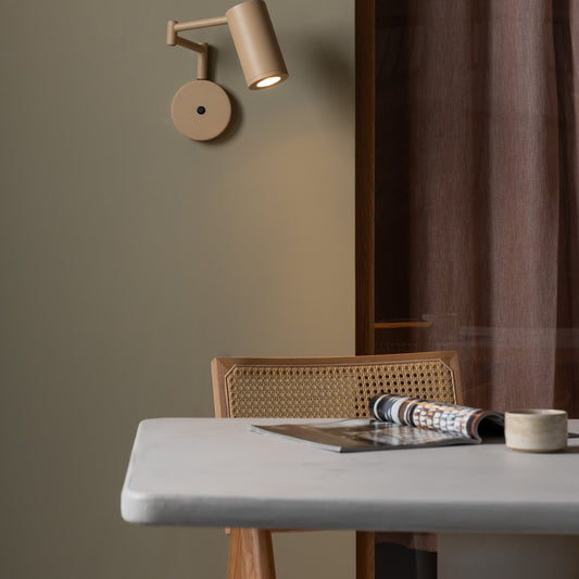 Naturlig beige metalvæg lampe It's About RoMi Bilbao – stemningsbillede