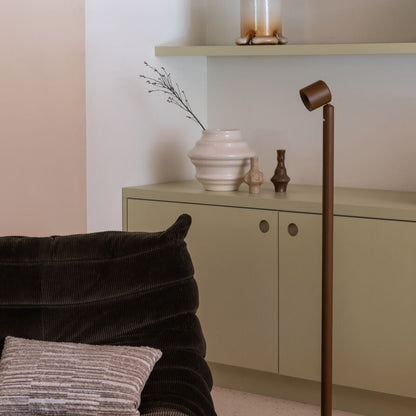 Lampada da terra in alluminio marrone elegante It's About RoMi Milan – foto d'ambiente