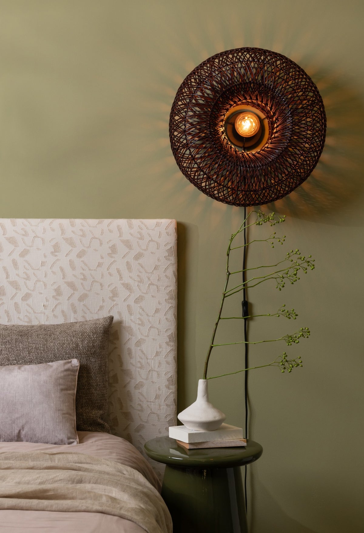 Bordeauxrode rotan wandlamp met vlechtkap GOOD&MOJO Arizona – afbeelding 1