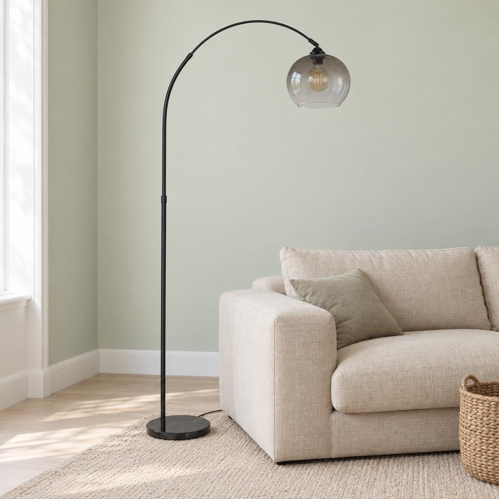 Čierna oblúková stojacia lampa Obolg Newcastle s dymovým sklom – fotografia v interiéri
