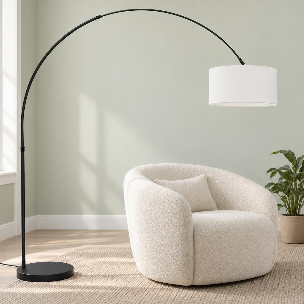 Lampada ad arco nera con paralume in lino bianco Mexlite Flair – foto d'ambiente