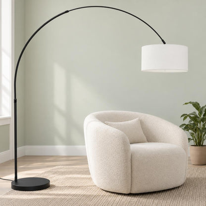 Lampada ad arco nera con paralume in lino bianco Mexlite Flair – foto d'ambiente