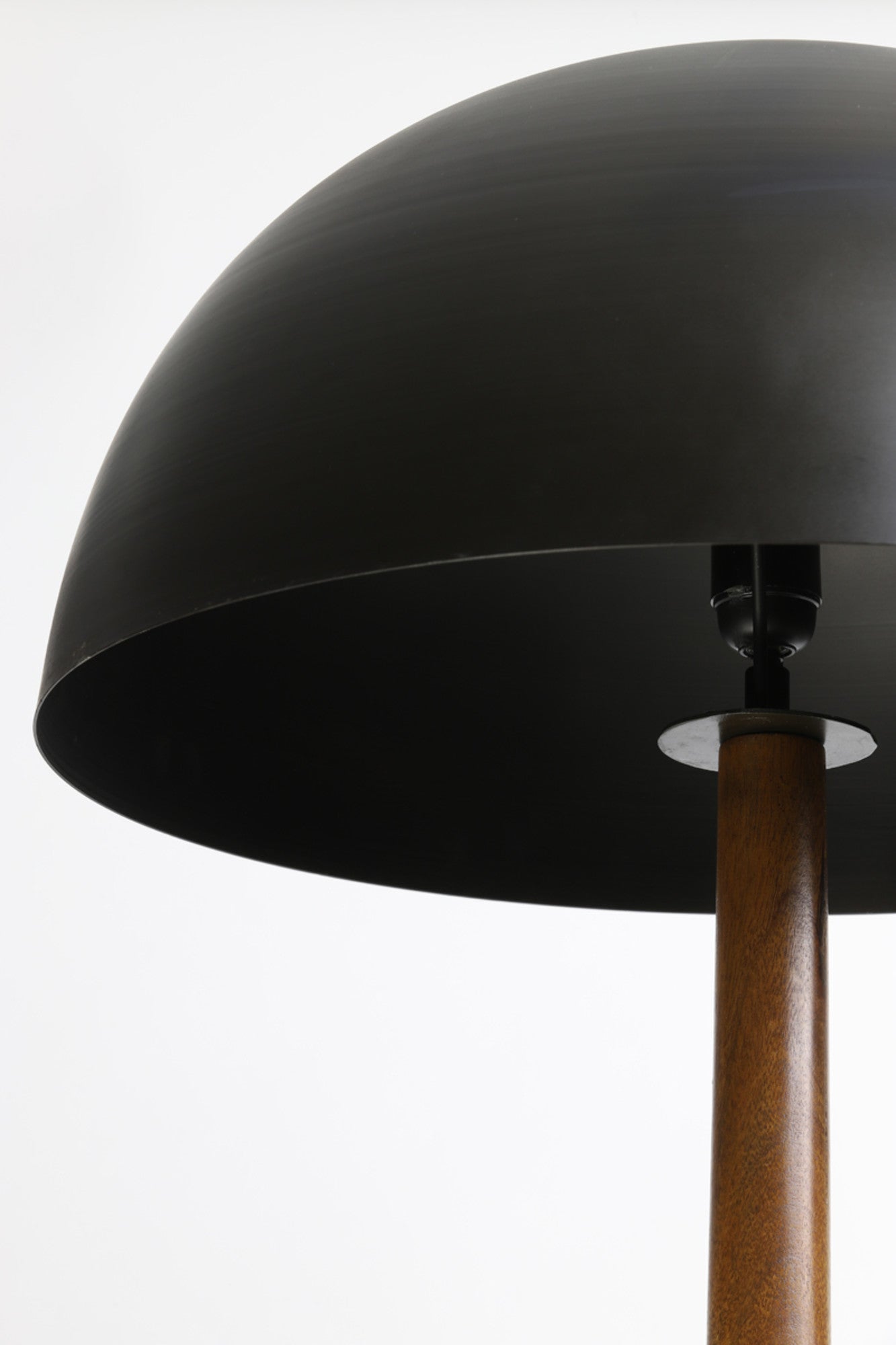 zwarte-metalen-lampenkap-op-houten-voet-light-living-jovany-variant-image6