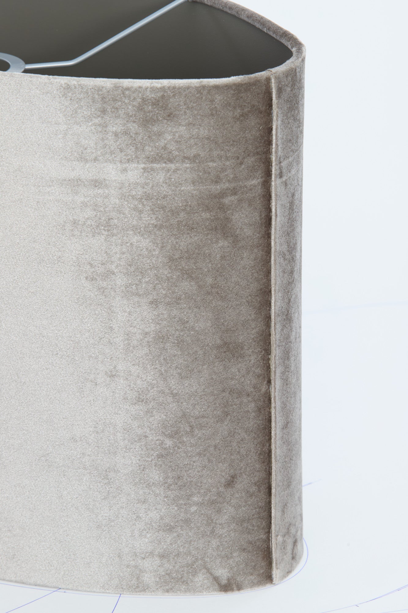 taupe-fluwelen-lampenkap-in-cilindervorm-light-living-palata-variant-image8