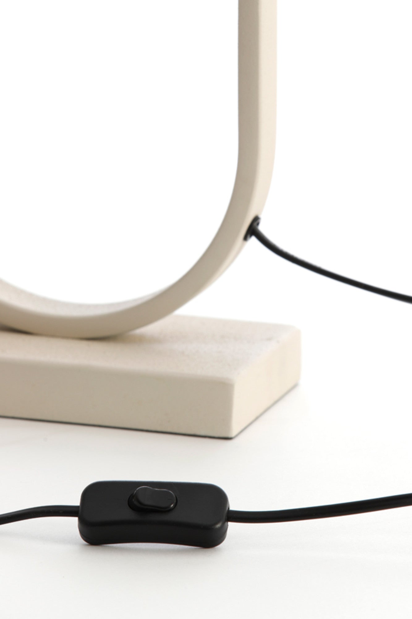 ovale-witte-lampenvoet-light-living-jamiri-variant-image8