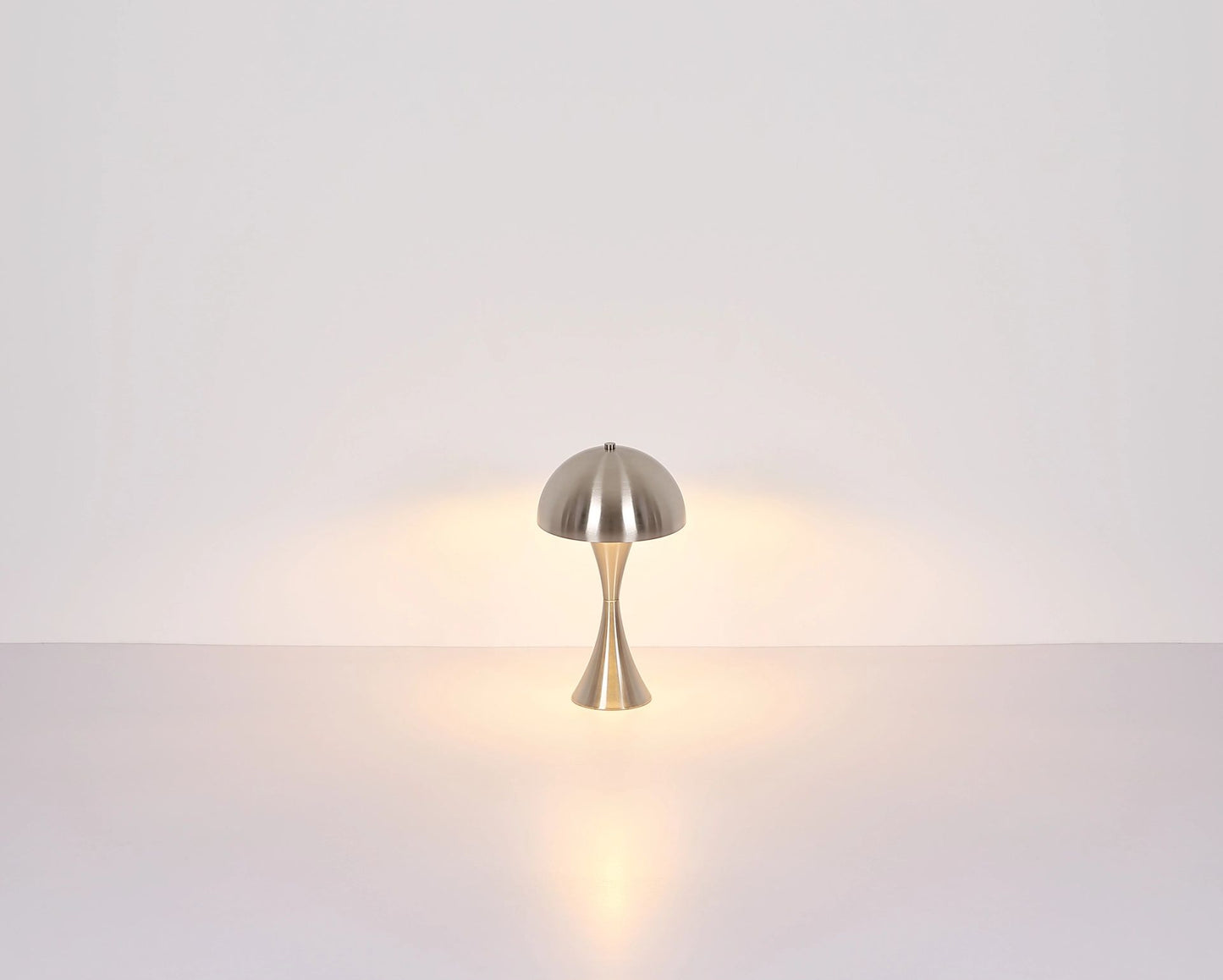 mat-nikkel-tafellamp-met-moderne-uitstraling-dima-variant-image5