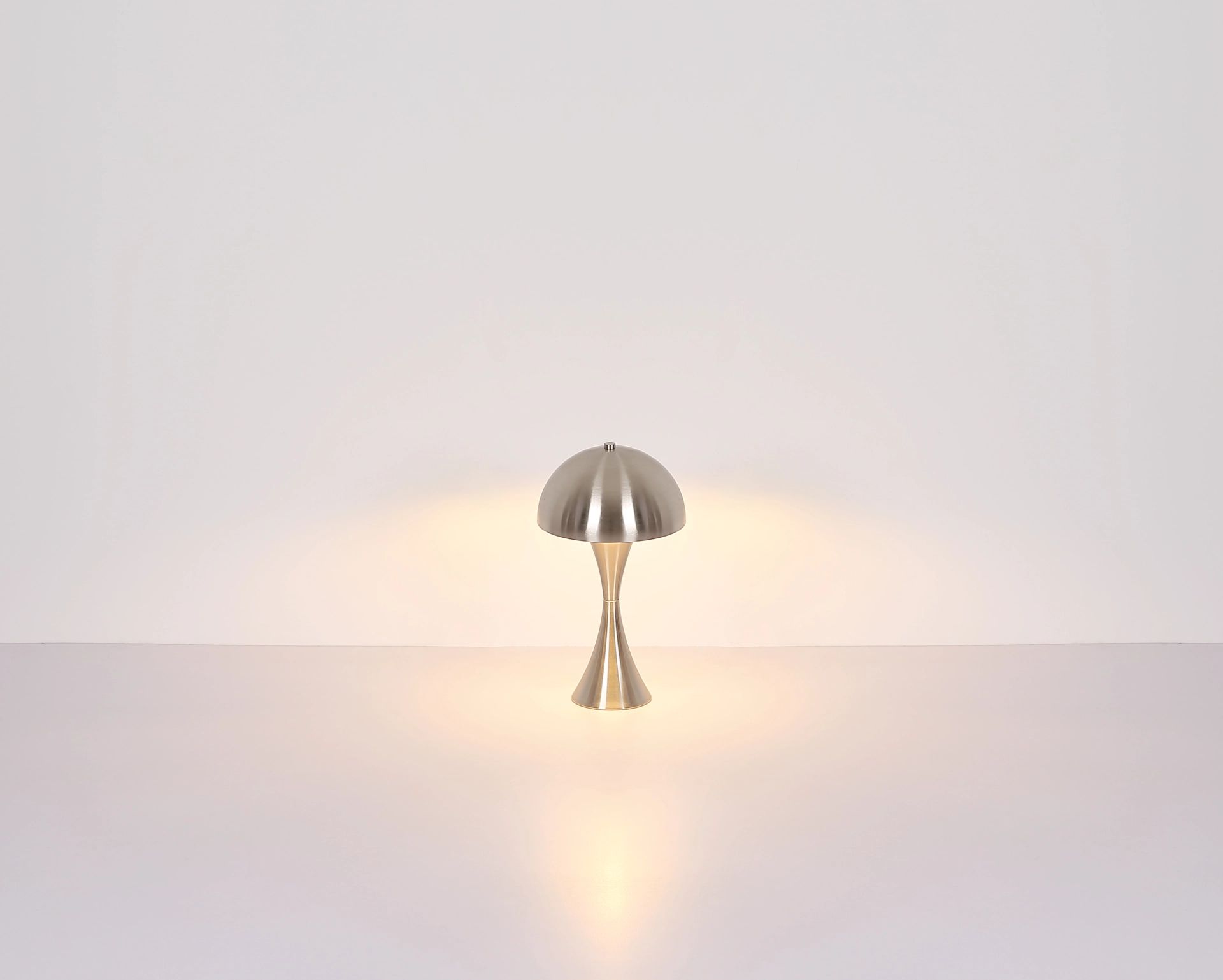 mat-nikkel-tafellamp-met-moderne-uitstraling-dima-variant-image5