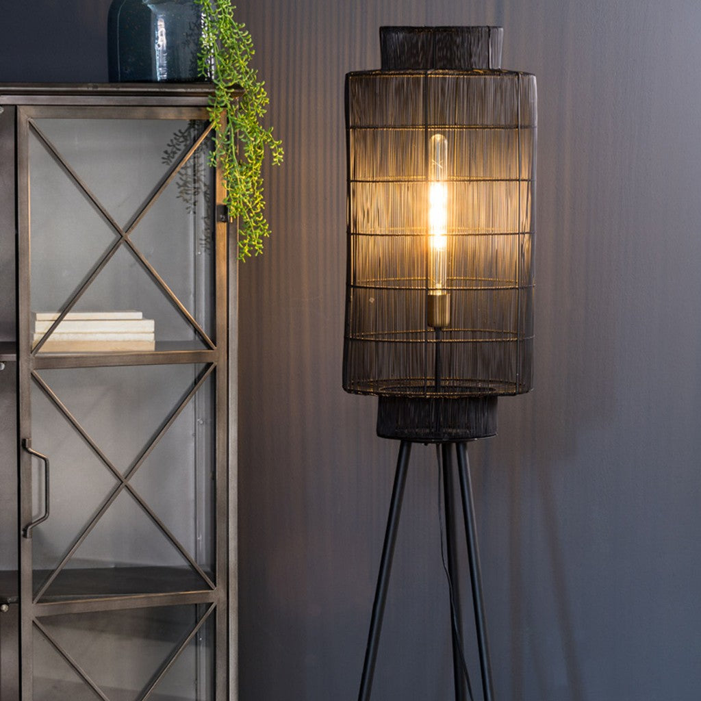 zwarte-vloerlamp-op-standaard-light-living-gruaro-ai-sfeer_image