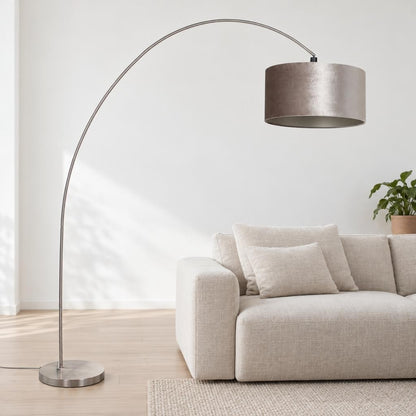 Lampada ad arco in acciaio con paralume grigio Mexlite Solva – foto d'ambiente