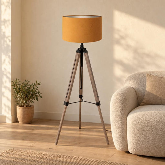 Černá trojnožková stojací lampa se zlatým sametovým stínidlem Mexlite Triek – fotografie v interiéru