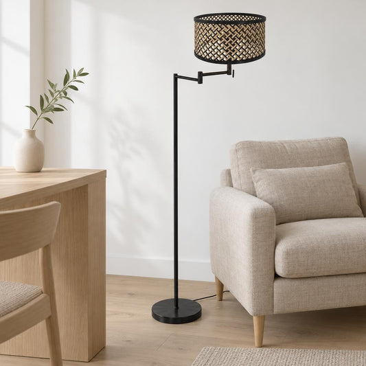 Lampadar negru industrial Mexlite Bella cu abajur din bambus – fotografie de ambient