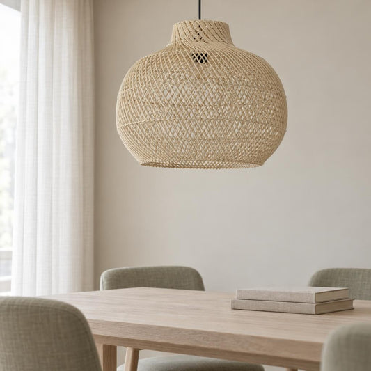 Lampada a sospensione Charita in rattan naturale beige – foto d'ambiente