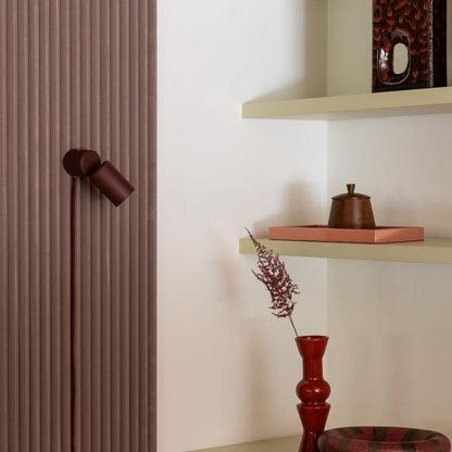 Bordeauxrode aluminium wandlamp met cilinderkap It's About RoMi Milan – sfeerbeeld