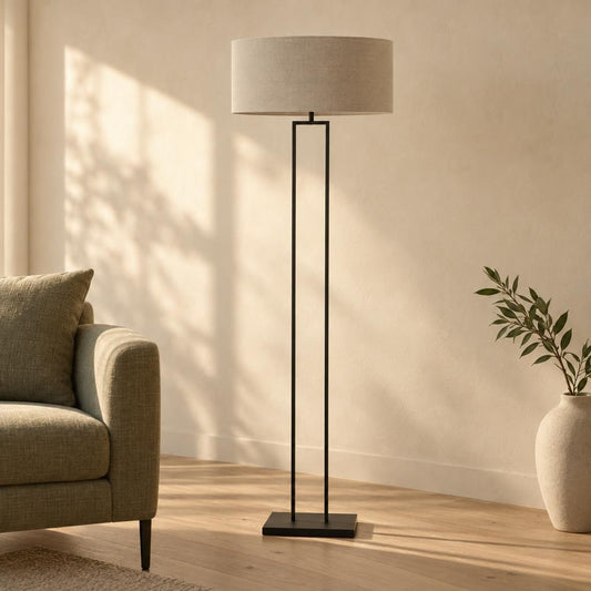 zwarte-moderne-vloerlamp-met-beige-lampenkap-steinhauer-stang-ai-sfeer_image