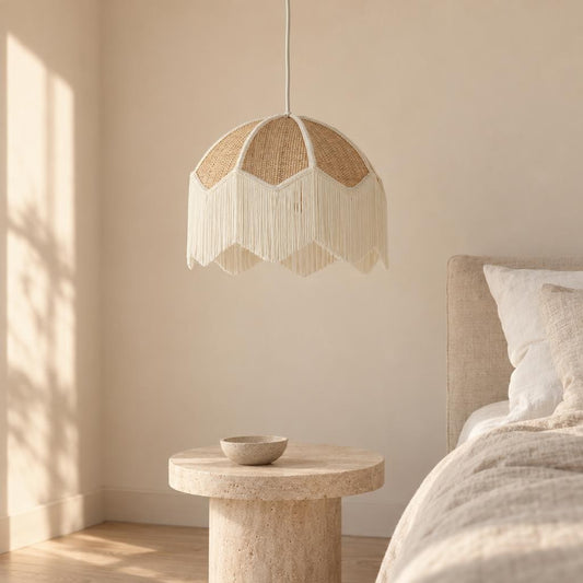 Beżowa lampa wisząca Malacia z rafii – zdjęcie aranżacyjne