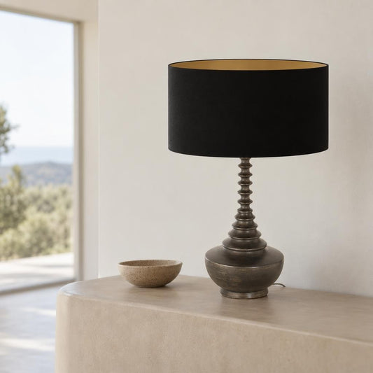Černá dřevěná stolní lampa Bois – fotografie v interiéru