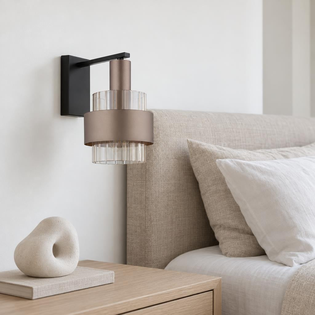 Nástenná lampa Milley s jantárovým sklom – fotografia v interiéri