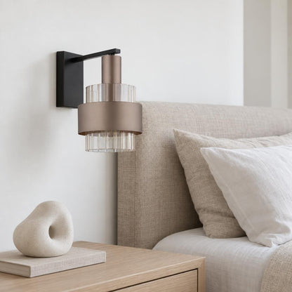 Nástenná lampa Milley s jantárovým sklom – fotografia v interiéri