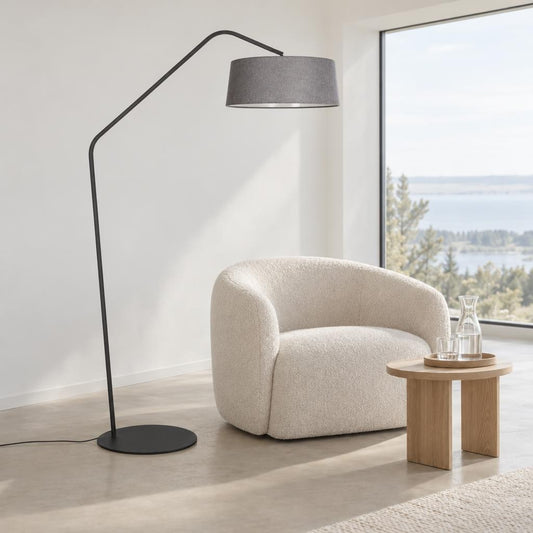 Svart båglampa med grå linneskärm Anne Lighting ZigZag – miljöbild