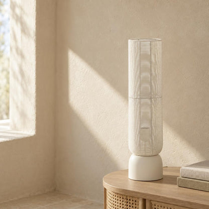 Høj cylindrisk bordlampe Lezuza i offwhite – stemningsbillede