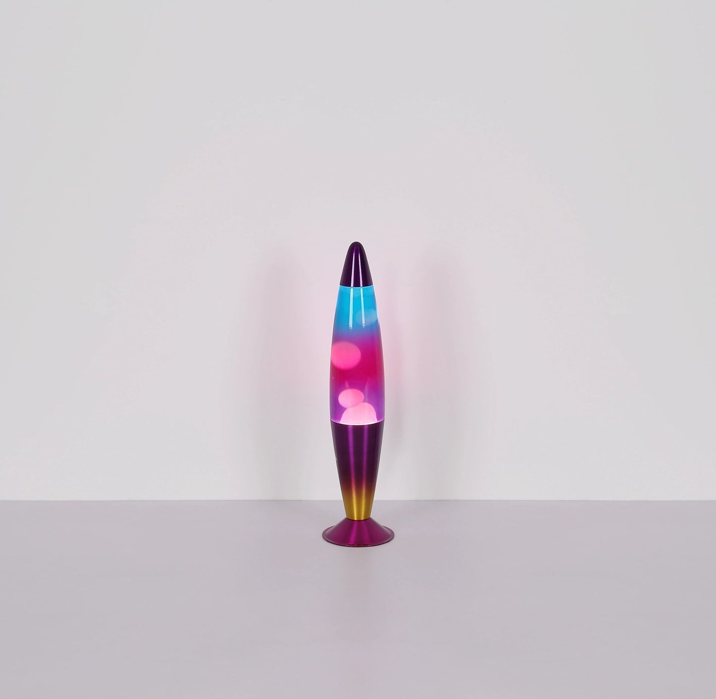 kleurige-raketvormige-tafellamp-met-magma-lamp-etna-variant-image3