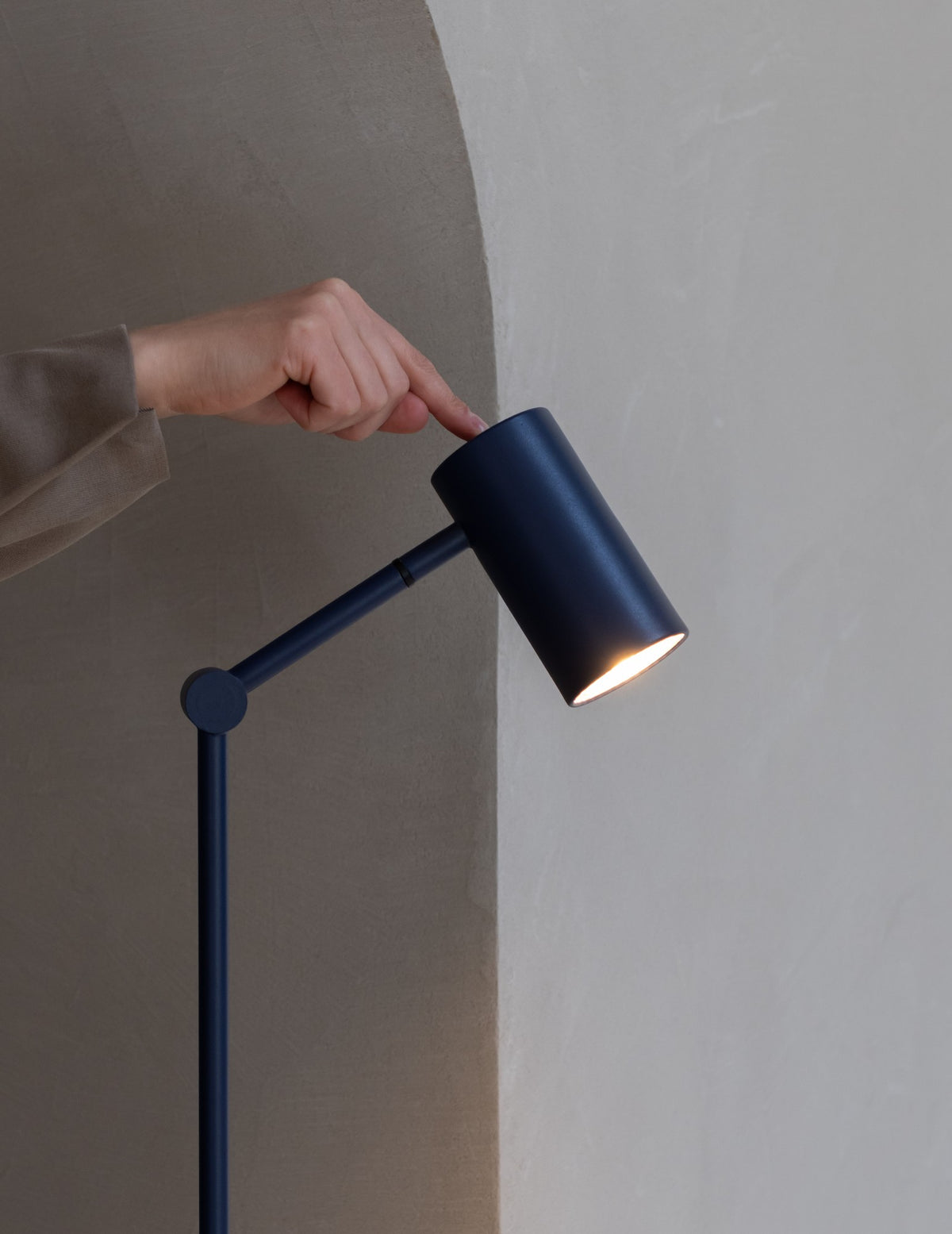 Lampada da terra in metallo blu scuro naturale It's About RoMi Montreux – immagine 3