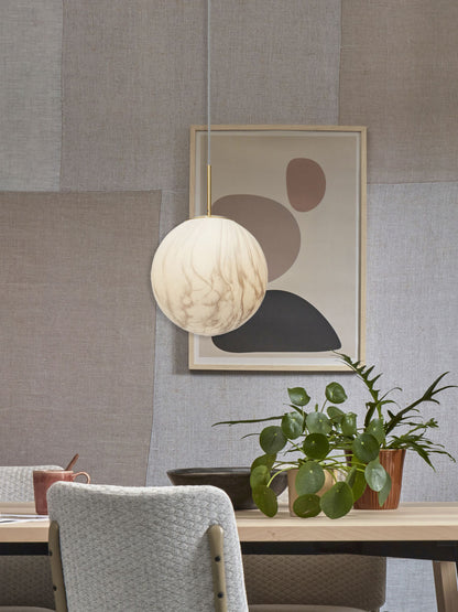 goudkleurige-hanglamp-dessinbol-groot-its-about-romi-carrara-variant-image1