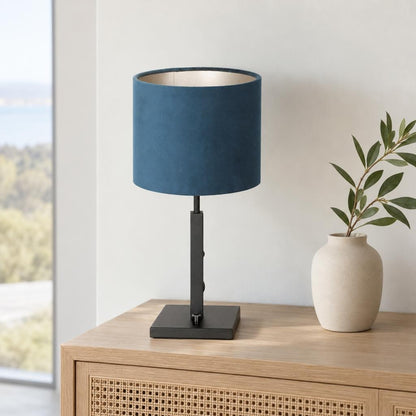 Steinhauer Stang bordlampe – sort med blå skærm – stemningsbillede