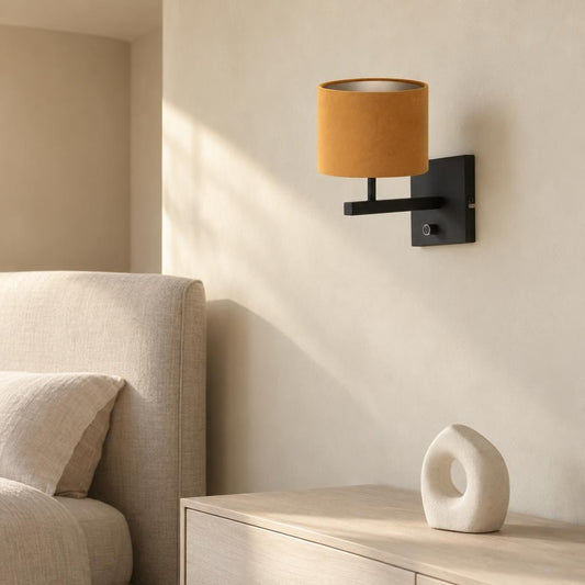 moderne-wandlamp-met-okergele-kap-steinhauer-stang-ai-sfeer_image