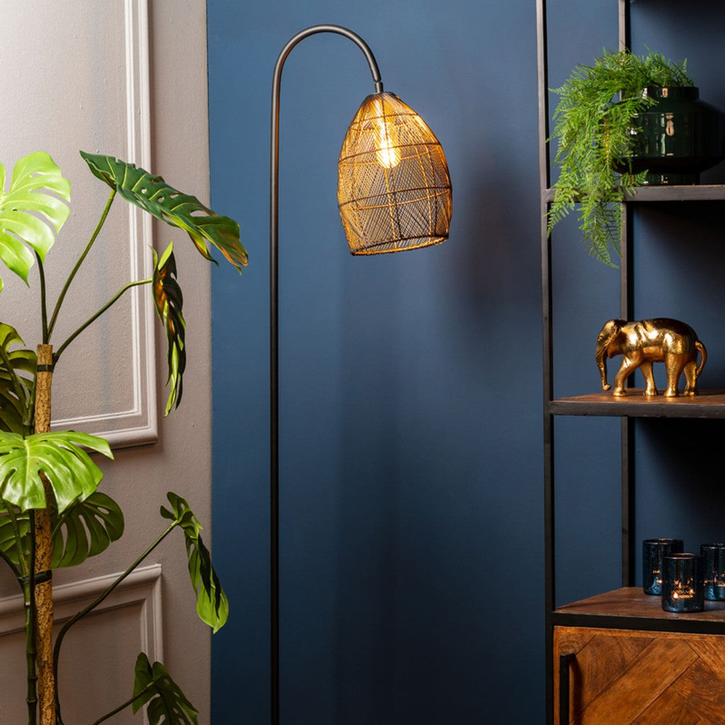 zwart-metalen-staande-lamp-met-draadkap-light-living-meya-ai-sfeer_image