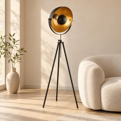 Industriële driepoot vloerlamp koepelkap zwart/goud Obolg Lenn – sfeerbeeld