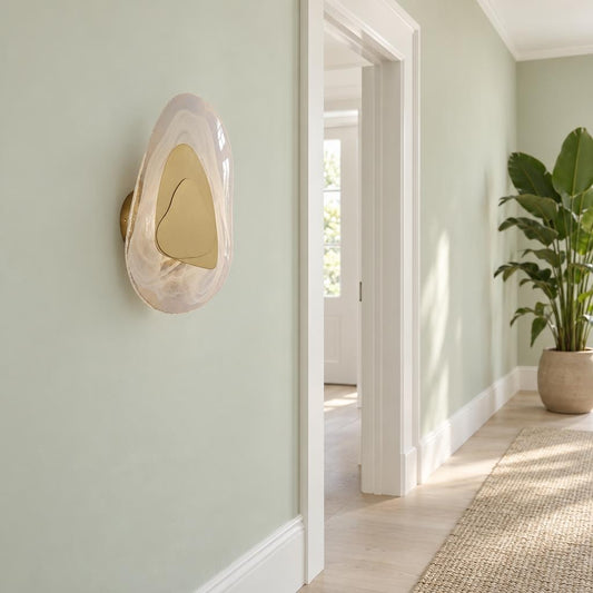 Luminária de parede Dorsey em bronze com design de nuvens – fotografia de ambiente