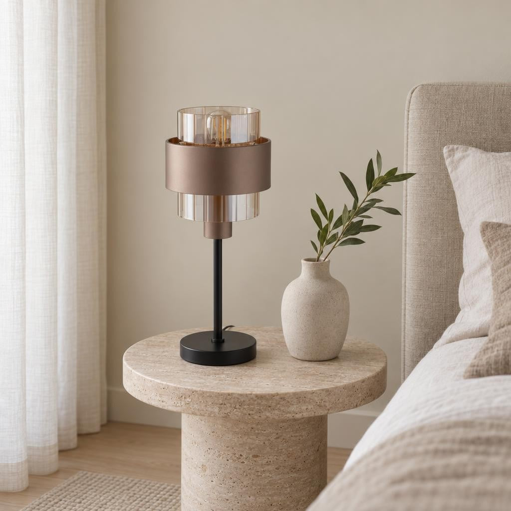 Lampa stołowa Milley z bursztynowym szkłem – zdjęcie aranżacyjne