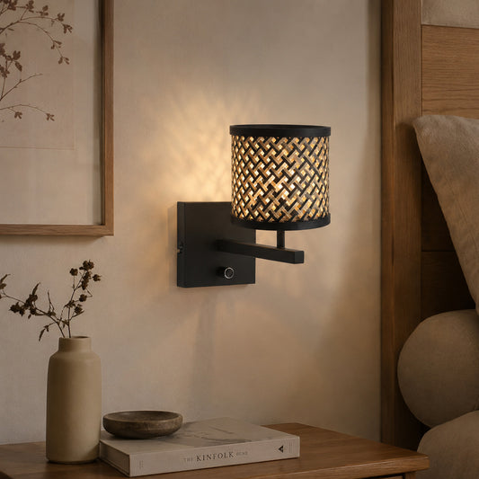 zwarte-moderne-wandlamp-met-rieten-kap-steinhauer-stang-ai-sfeer_image