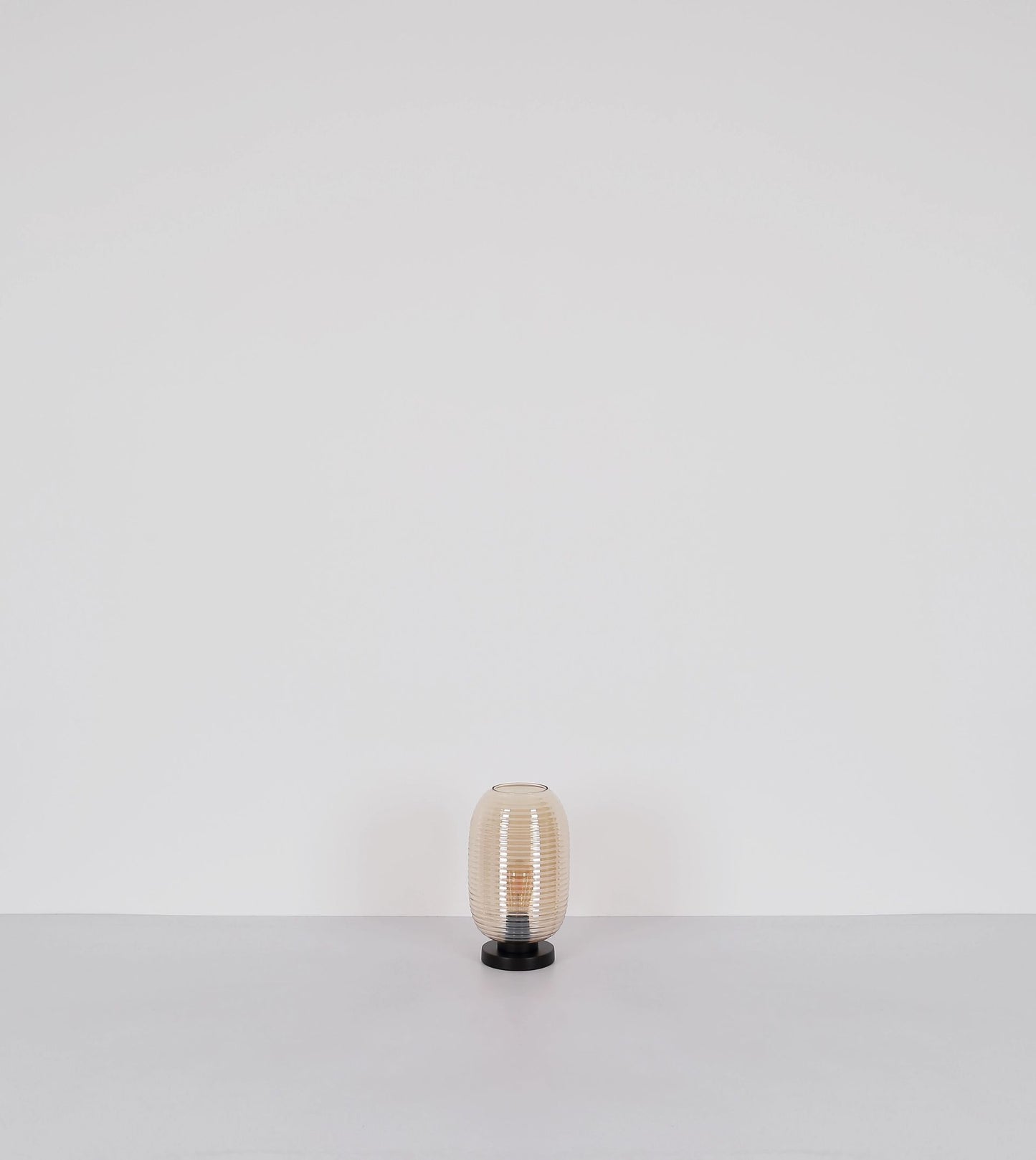 moderne-amberkleurige-tafellamp-met-kunstzinnige-groeven-jefrey-variant-image5