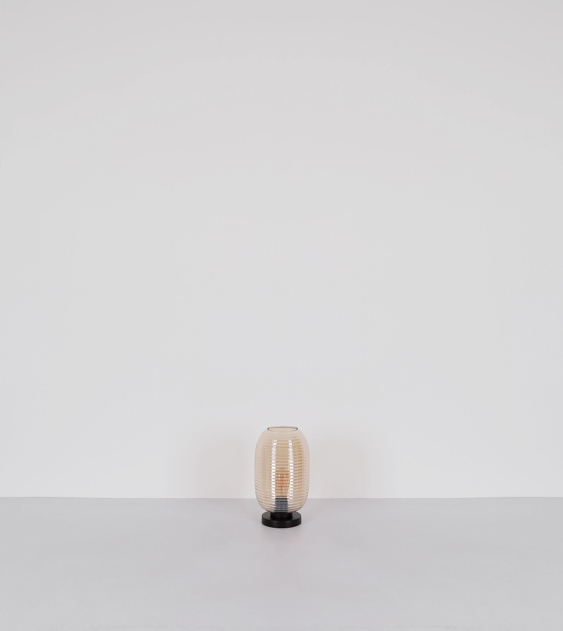 moderne-amberkleurige-tafellamp-met-kunstzinnige-groeven-jefrey-variant-image5