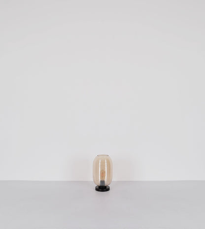 moderne-amberkleurige-tafellamp-met-kunstzinnige-groeven-jefrey-variant-image5