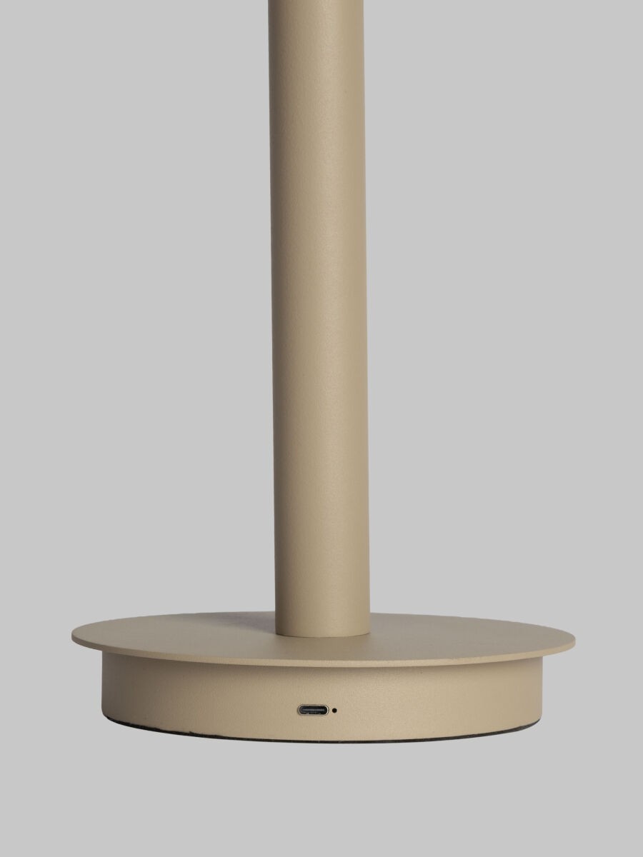Lampada da terra in alluminio color sabbia elegante It's About RoMi Milano – immagine 4