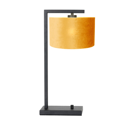 strakke-tafellamp-met-okergele-kap-steinhauer-stang-variant-image1