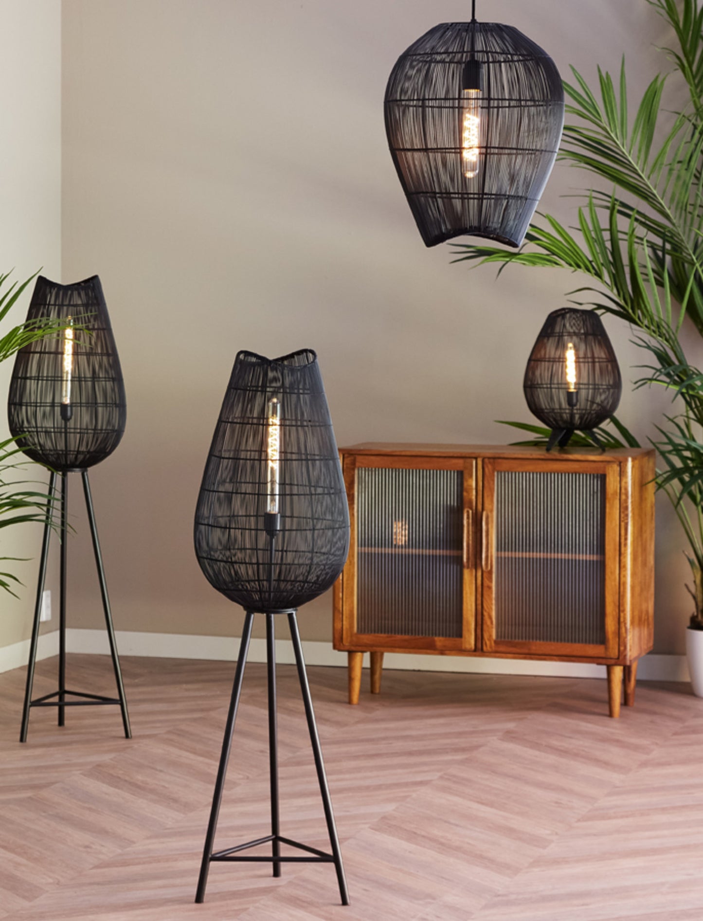 zwarte-staande-driepootlamp-met-ovale-draadkap-light-living-yumi-variant-image3