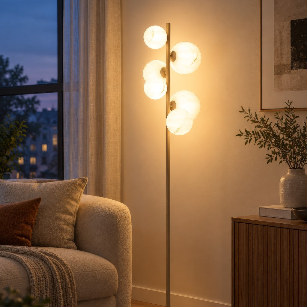 Lampada da terra in metallo color sabbia senza tempo con 6 luci – foto d'ambiente