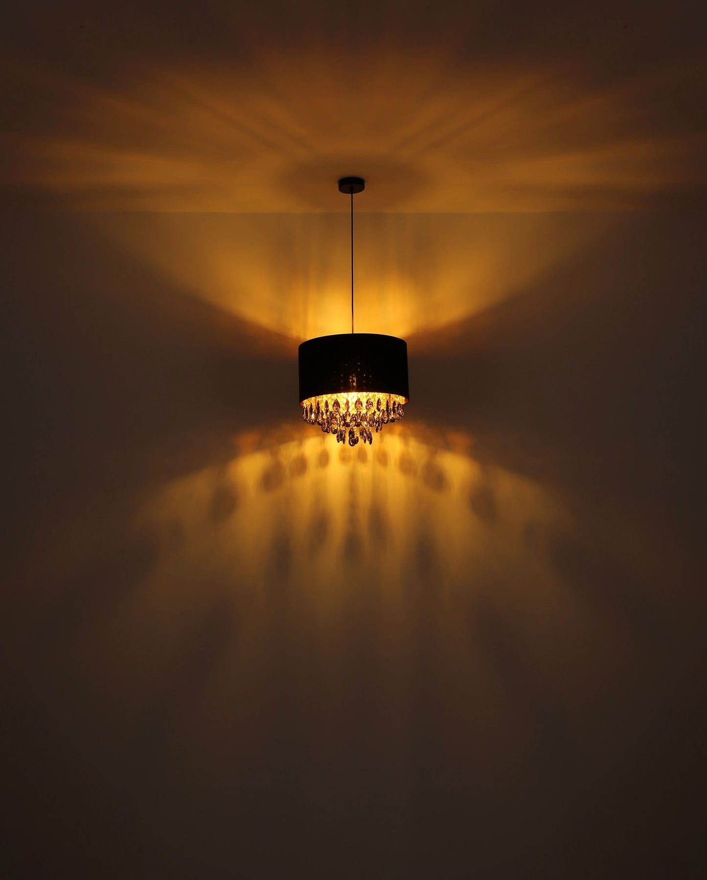 zwarte-hanglamp-met-kristallen-en-goudkleurige-details-coletta-variant-image3