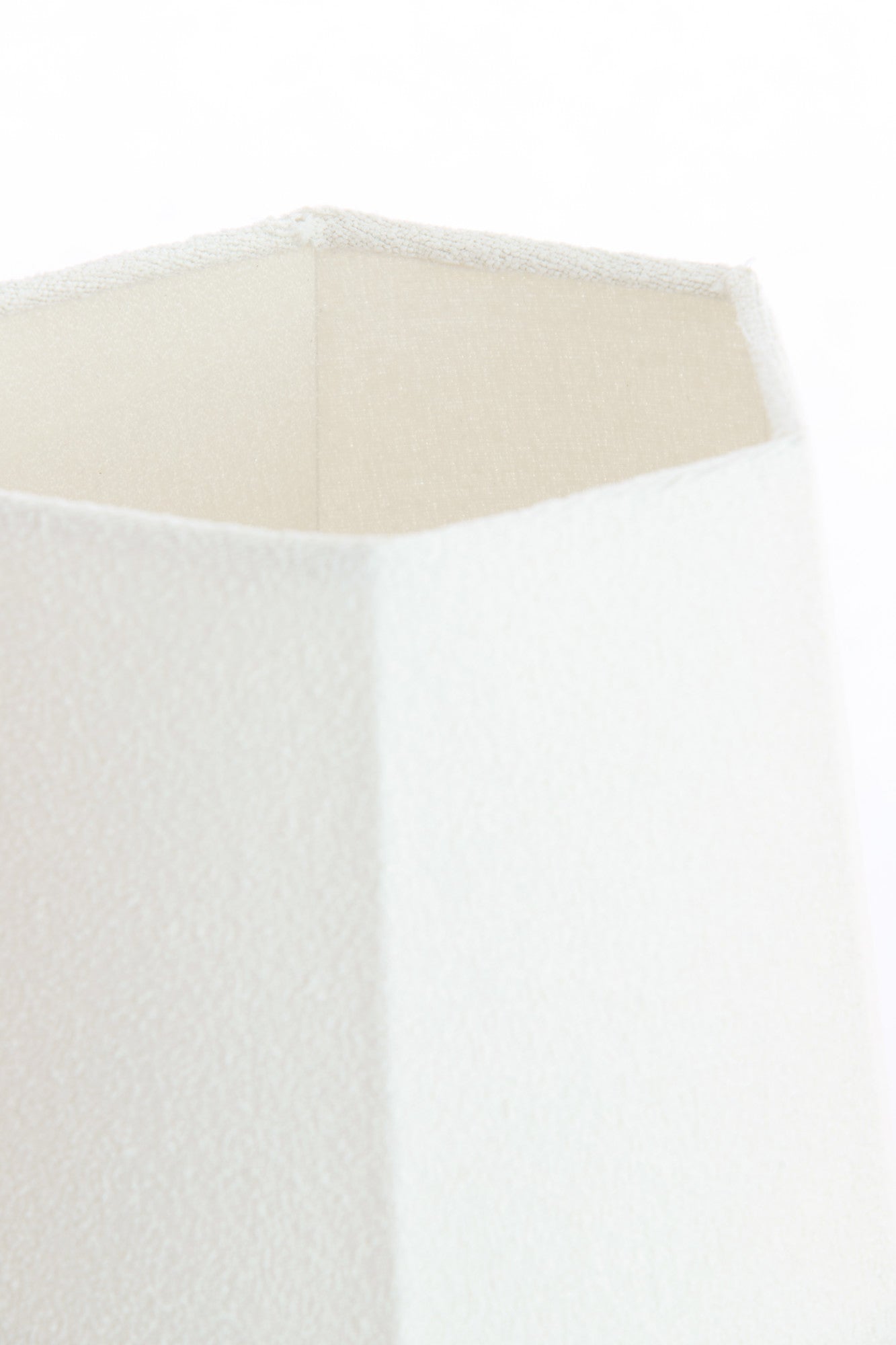 witte-stoffen-tafellamp-geometrisch-ontwerp-light-living-musabo-variant-image2