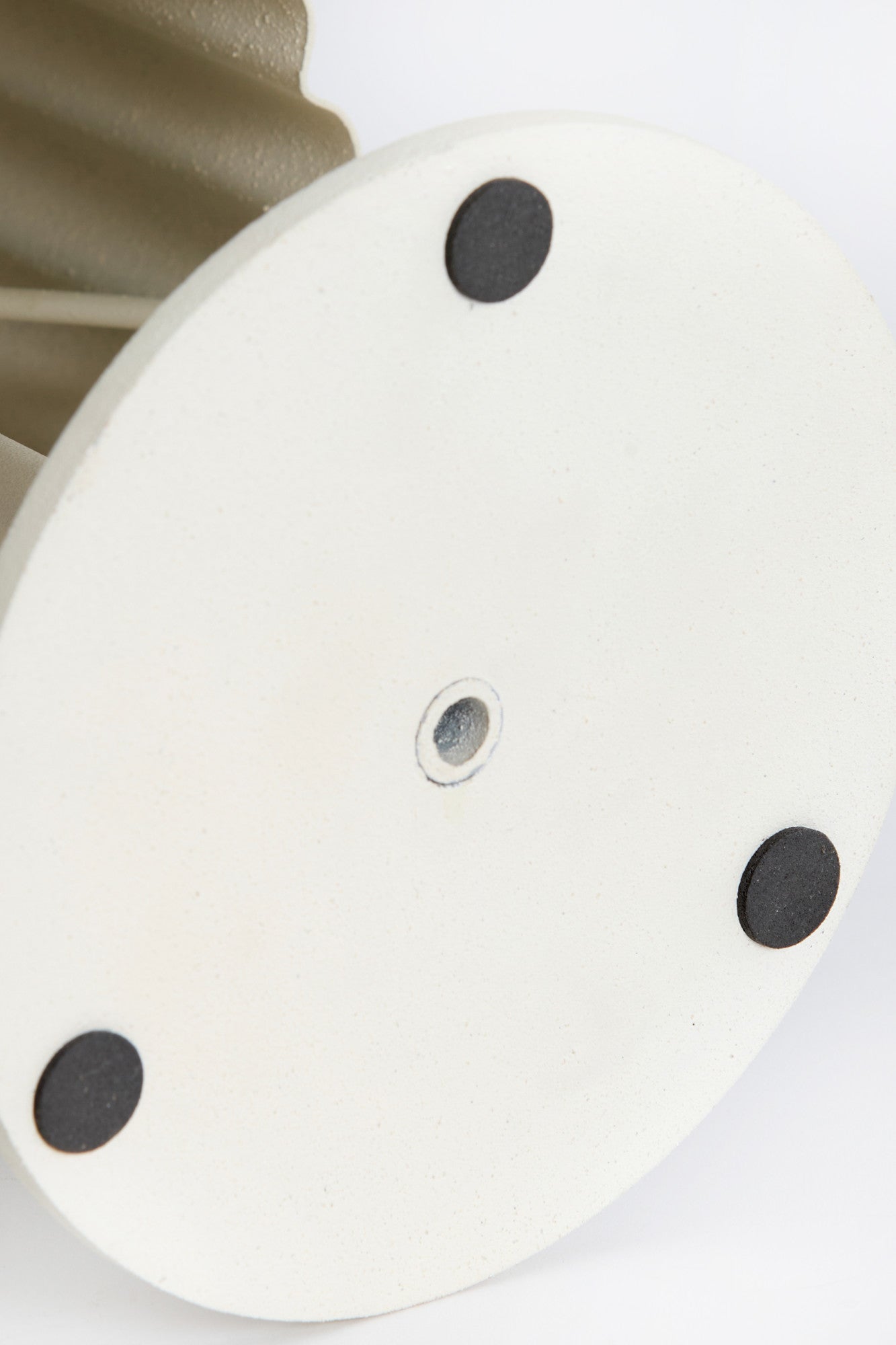 plisse-wit-getextuurde-tafellamp-light-living-ardales-variant-image6