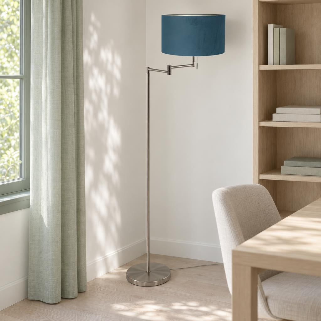 Oceľová stojaca lampa s modrým tienidlom Mexlite Bella – fotografia v interiéri