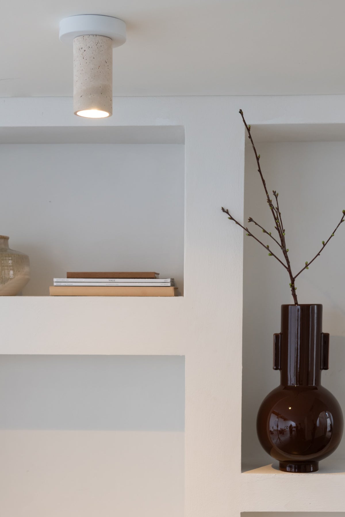 Witte travertijnen plafondlamp met poreuze voet It's About RoMi Tivoli – afbeelding 1